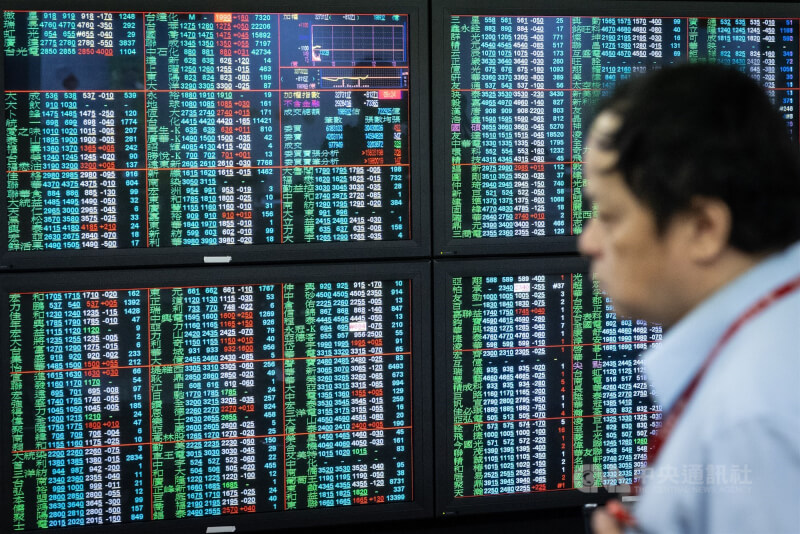 台股23日早盤最低32461.09點、重挫1082.79點，之後量縮走勢震盪，台積電終場收在1810元，加權指數收32722.5點，下跌821.38點，成交值約新台幣6754.88億元。中央社記者趙世勳攝　115年3月23日