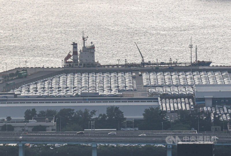 圖為台北港內停放大量汽車。（中央社檔案照片）