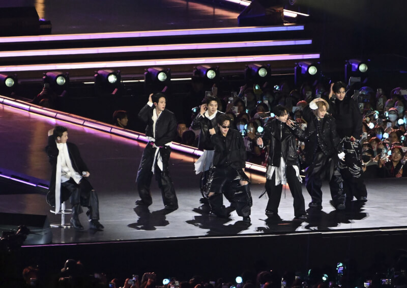 韓國流行音樂天團防彈少年團（BTS）21日在首爾光化門廣場舉行回歸演唱會。（共同社）