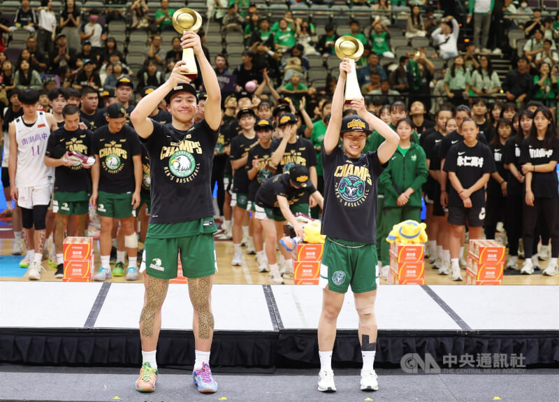 114學年度高中籃球甲級聯賽（HBL）男、女子組冠軍22日出爐，分別由松山高中、陽明高中稱王封后，賽後松山隊長劉廷寬（前左）、陽明隊長蘇衡（前右）獲選總冠軍賽MVP。中央社記者張新偉攝　115年3月22日