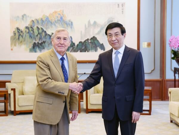 被稱為「修昔底德陷阱之父」的美國哈佛大學教授艾利森（左）近日訪問中國，且獲中共中央政治局常委王滬寧（右）接見。（圖取自中國外交部網頁mfa.gov.cn）