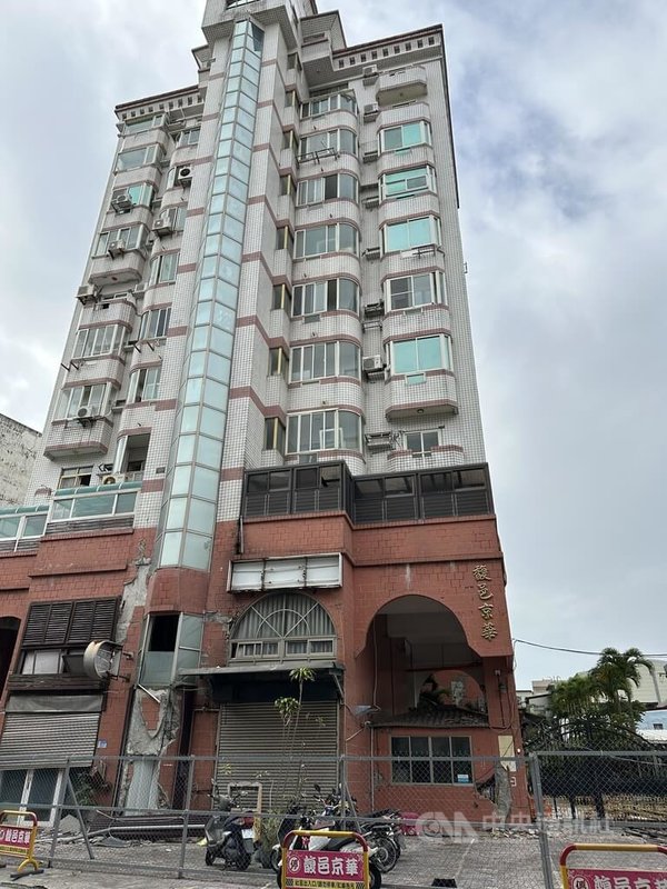 0403震災迄今將滿2週年，花蓮縣政府持續輔導危樓重建、補強，其中被列入強拆重建的「馥邑京華」大樓（圖）預計於5月初動工開拆。中央社記者李先鳳攝　115年3月23日