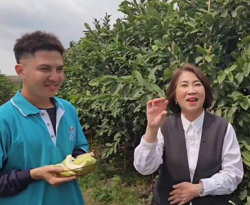 屏東果農楊忠憲（左）芭樂爆紅，屏東縣長周春米（右）23日走訪楊忠憲的農園並攜手反詐。楊忠憲強調，芭樂產量有限，他並未在網路販售也沒提供宅配。（屏東縣政府提供）中央社記者黃郁菁傳真 115年3月23日