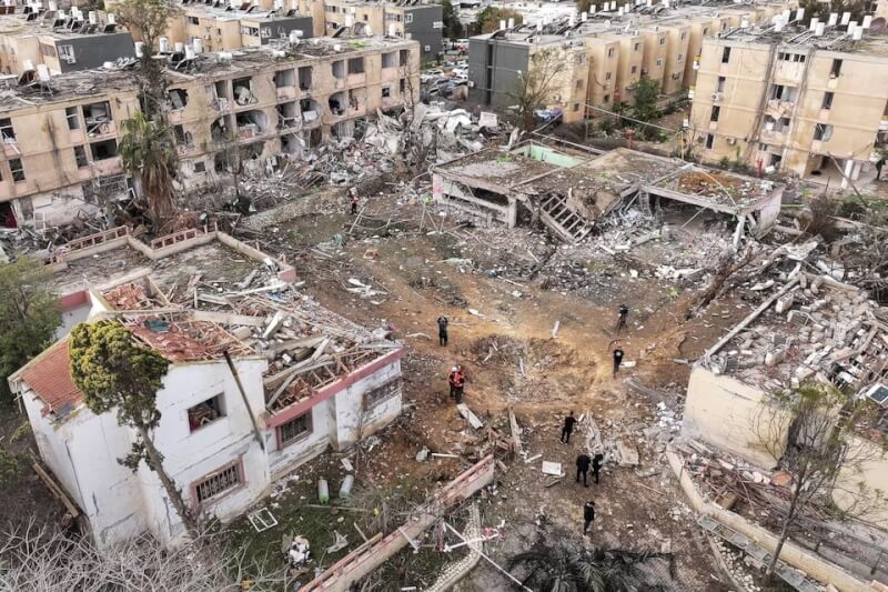 以色列南部迪莫納遭伊朗飛彈重創，總理尼坦雅胡22日強硬回應，矢言鎖定伊朗高級指揮官。  （路透社）