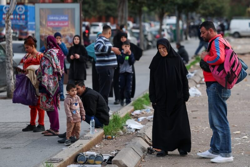圖為黎巴嫩貝魯特民眾12日接獲撤離命令後，聚集在路旁。（路透社）
