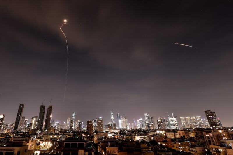 23日以色列特拉維夫上空攔截為空襲出現光束。（路透社）