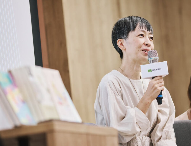 日本暢銷作家小川糸（圖）被視為「療癒系作家」，在台灣受到廣大讀者歡迎，2025年8月也曾來台舉辦講座，與讀者相見歡。（皇冠文化集團提供）中央社記者邱祖胤傳真　115年3月24日