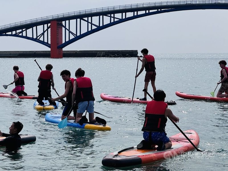 盧森堡國際學校沃邦中學師生24日抵達澎湖展開交流活動，由於盧森堡位於歐洲內陸，學生平時較少接觸海洋活動，澎湖高級海事水產職業學校特別安排SUP立槳體驗，為雙方交流留下美好回憶。中央社　115年3月24日