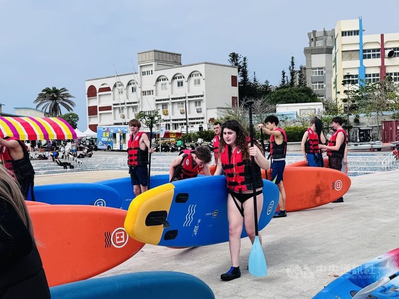 盧森堡國際學校沃邦中學師生24日前往澎湖高級海事水產職業學校展開交流，除有校園導覽外，也提供SUP立槳的水上體驗活動，引領眾人感受澎湖特色風情。中央社　115年3月24日