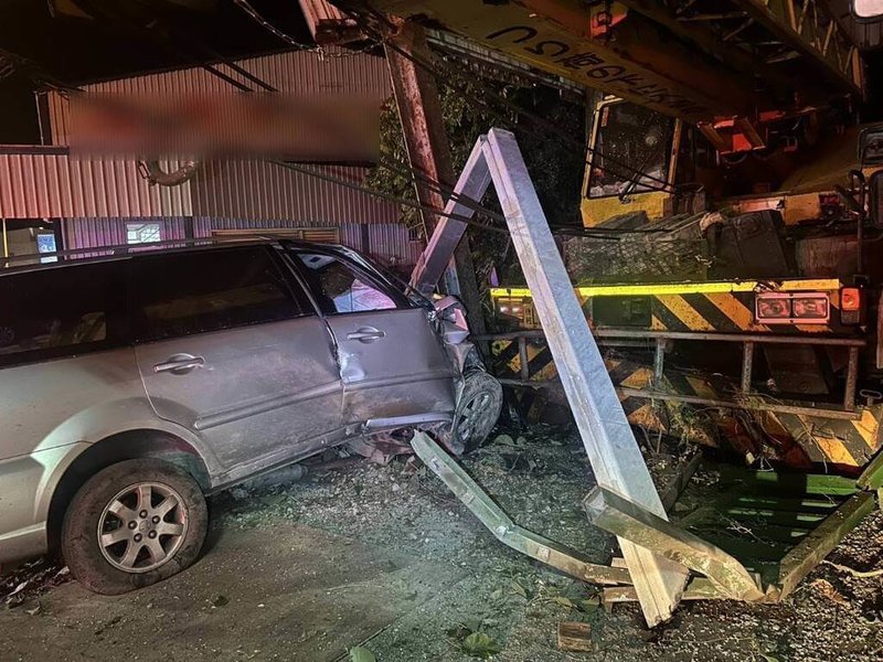 屏東恆春鎮23日凌晨發生酒駕自撞死亡車禍。徐姓男子駕駛自小客車高速衝入一間吊車行，撞上棚架柱及吊車，送醫急救不治身亡。（恆春警分局提供）中央社記者黃郁菁傳真　115年3月24日