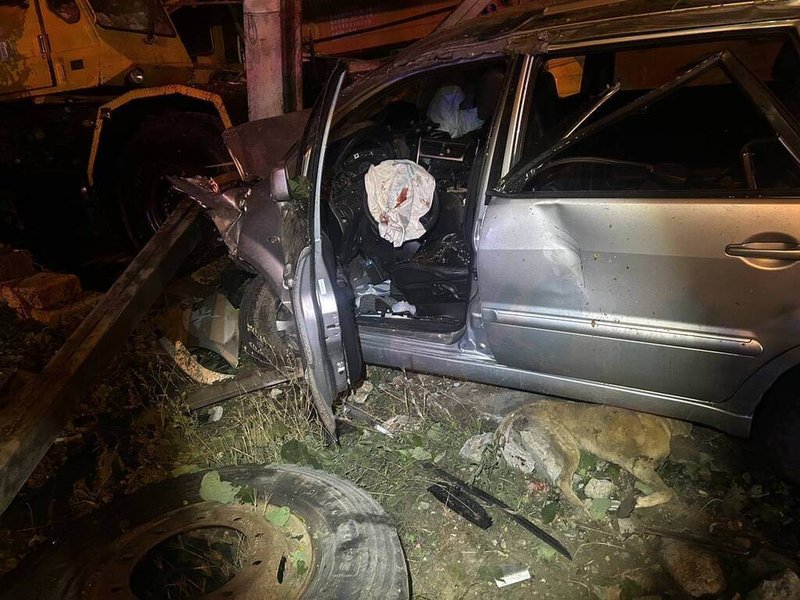 徐姓男子於恆春鎮駕駛遇T字路口未轉彎或減速，高速衝進吊車行內、撞上吊車場棚架柱及吊車，導致車頭全毀，車行的狗也遭波及傷重死亡。（恆春警分局提供）中央社記者黃郁菁傳真　115年3月24日