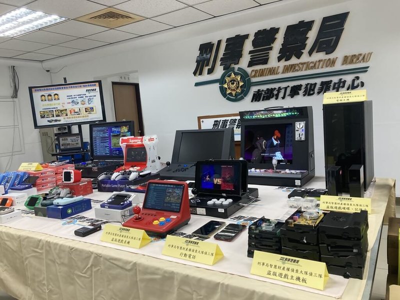 刑事局破獲蔡姓直播主勾結2名賣場店長，透過在網路開箱教學，販售內建逾7萬款盜版遊戲復古街機，侵權市值破新台幣11億元；專案小組至店面搜索，查扣電腦主機、遊戲掌機、桌上型遊戲機、記憶卡及外接硬碟等侵權證物。（刑事局提供）中央社記者洪學廣傳真　115年3月24日