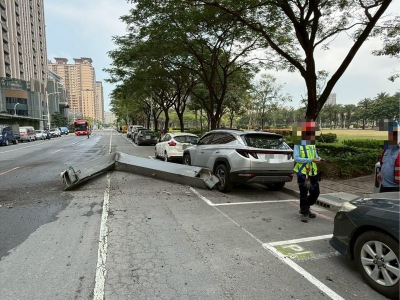 高雄市鼓山區一處建案工地24日在吊掛鋼筋時，有鋼筋掉落至路面，所幸事發當時沒有人員經過，現場無人受傷，但停放於路邊的2輛自小客車被砸到受損，警方到場疏導警戒。（高雄鼓山警分局提供）中央社記者洪學廣傳真　115年3月24日