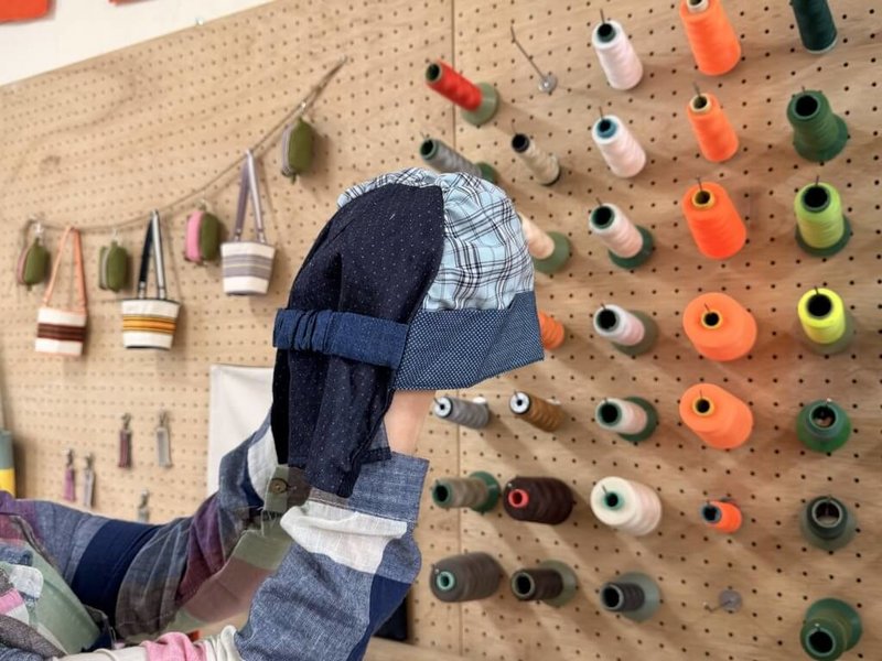 芥菜種會培訓在地婦女製作的「習得」品牌縫紉商品，展現技能轉化為實際產出成果，此外也加入1000份「癌症頭巾」公益製作，讓織娘們累積實作經驗同時，也將愛心傳遞給癌友們。（芥菜種會提供）中央社記者張祈傳真　115年3月24日