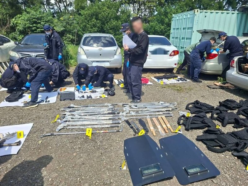 桃園市政府警察局日前偵破幫派軍火庫，在現場廢棄自小客車內查扣衝鋒槍、霰彈槍及彈藥等。（警方提供）中央社記者葉臻傳真　115年3月24日