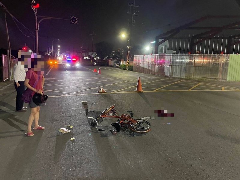 屏東縣萬丹鄉77歲老婦23日晚間徒步牽腳踏車於閃紅燈路口穿越道路，與直行自小客車發生碰撞，經送醫搶救仍宣告不治。（屏東縣政府警察局屏東分局提供）中央社記者黃郁菁傳真　115年3月24日