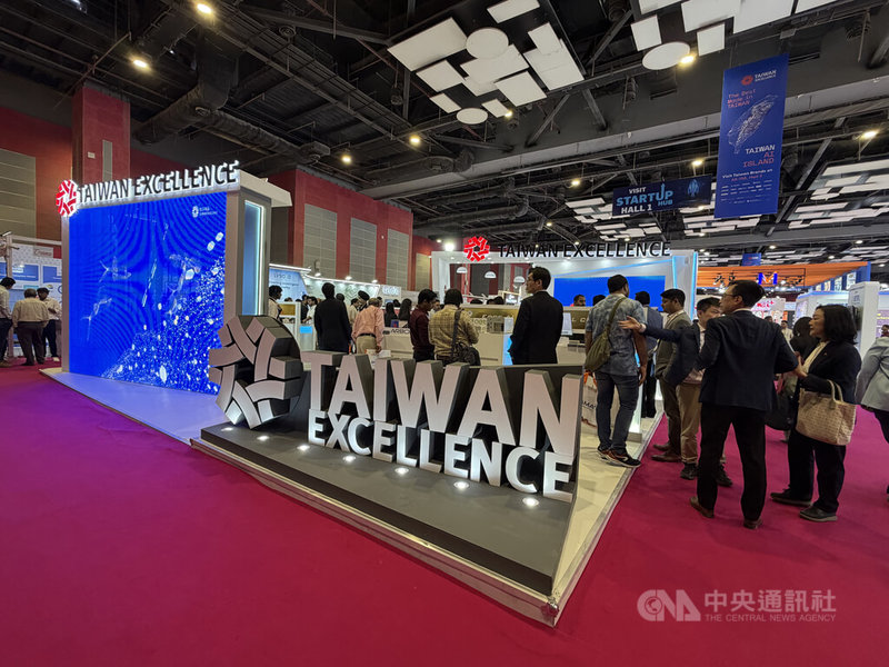印度資通訊展Convergence India Expo 2026在新德里進行一連3天展出，預計吸引26個國家、超過976家廠商、逾5萬4589人參與。圖為台灣在該展會中以「台灣AI科技島」為核心設計的台灣精品館。中央社記者李晉緯新德里攝　115年3月23日