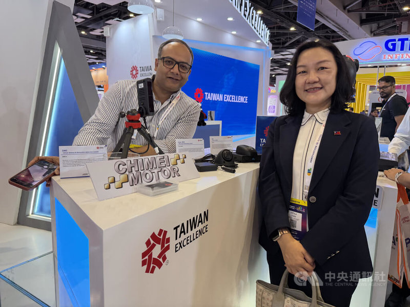 台灣企業在印度最大科技博覽會中的台灣精品館設攤，向參觀業者、民眾展現台灣相關實力。圖為駐印度代表處經濟組組長陳郁淇（右）訪視台灣精品館攤位。中央社記者李晉緯新德里攝　115年3月23日