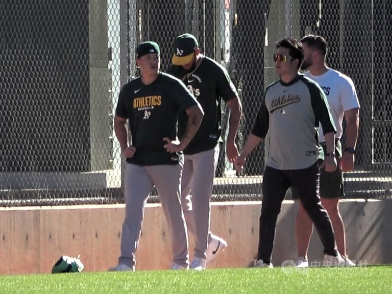 美國職棒運動家隊小聯盟投手莊陳仲敖（前）在春訓基地備戰新球季，他連2年獲邀大聯盟層級的春訓比賽，親身觀察大聯盟實力。中央社記者林宏翰亞利桑那攝 115年3月24日