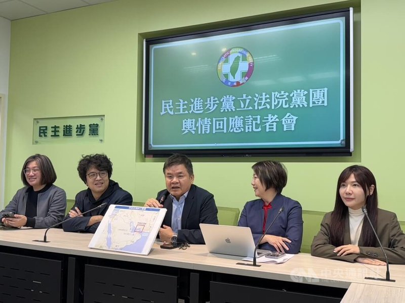 民進黨立法院黨團幹事長莊瑞雄（中）、書記長范雲（右2）及副幹事長陳培瑜（左1）、沈伯洋（左2）與立委吳沛憶（右1）24日在黨團記者室召開輿情回應記者會。記者會上，媒體多次詢問沈伯洋是否代表民進黨出戰台北市長選戰，沈伯洋表示，尊重民進黨選對會最終結果。中央社記者王揚宇攝　115年3月24日