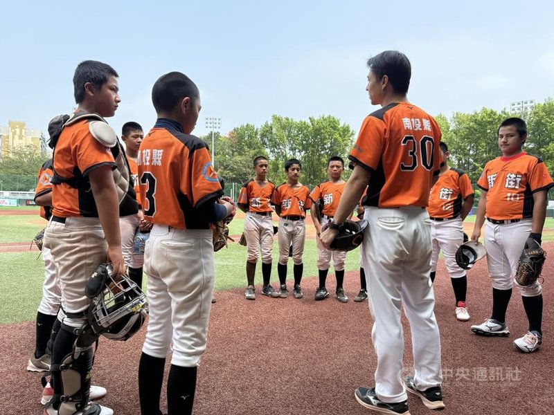 115年謝國城盃少棒賽南投新街打線發揮，以17比0、3局擊敗新竹關東，總教練紀俊麟盼球員調整心態、扭轉困境，不要留下遺憾。中央社記者謝靜雯攝　115年3月24日