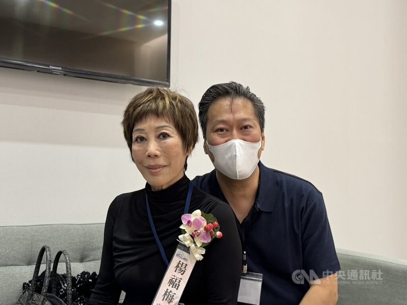 北醫大的大體老師楊福梅外甥戚先生（右），為了送姨媽最後一程，陪伴著82歲母親（左）跨海而來。中央社記者沈佩瑤攝　115年3月24日