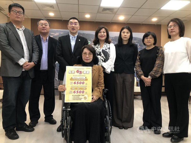 基隆市長謝國樑（後排左3）24日在記者會宣布「基隆長樂65專案」，設籍基隆市滿3年的65歲以上長者及55歲以上原住民，中秋節前發給新台幣6500元敬老禮金，約8萬4000人受惠。中央社記者王朝鈺攝 115年3月24日