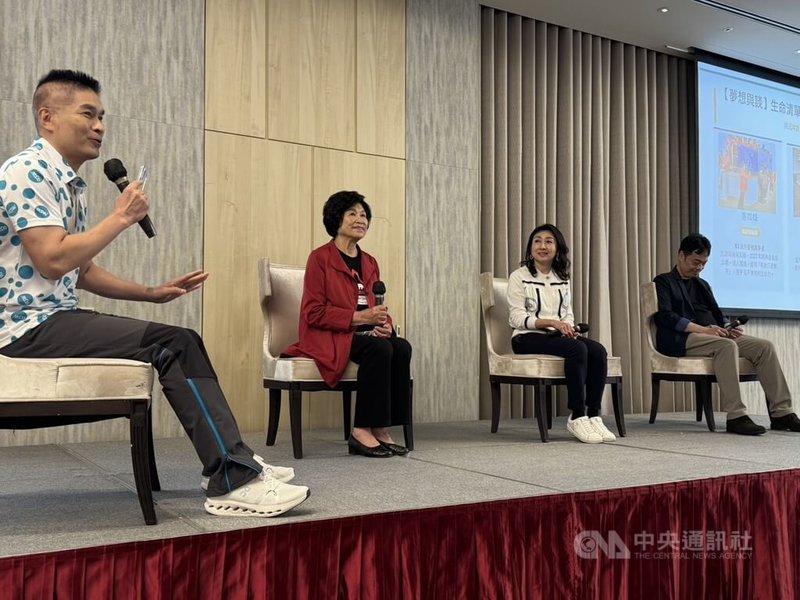 今年已經83歲的林惠如（左2）從7年前開始一個人旅行，包含南北極都已經是已攻略的旅遊地點，且已走訪過70個國家。中央社記者余曉涵攝  115年3月24日