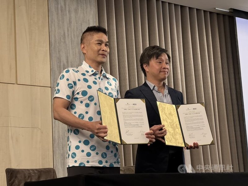 鎖定高端旅遊市場，元本旅遊董事長游國珍（左）24日與銀海郵輪亞洲區銷售總監邱偉森（右）簽署合作合約，將在2027年到2028年規劃從極地到赤道的圓夢計畫。中央社記者余曉涵攝　115年3月24日