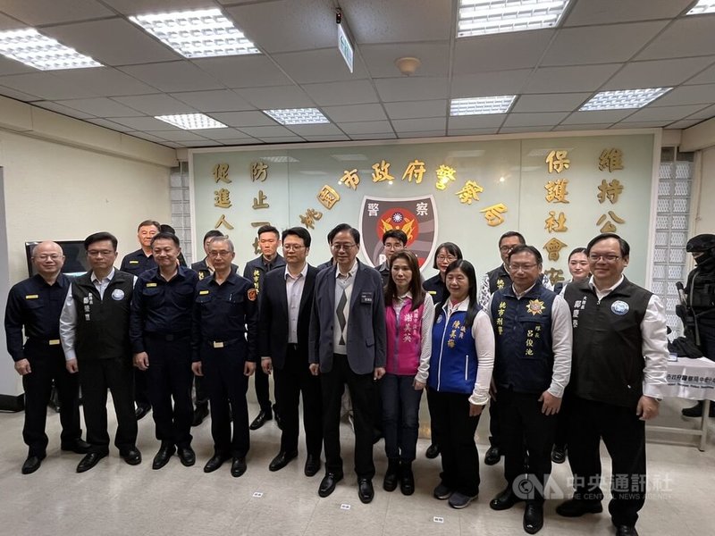 桃園市政府警察局24日舉行偵破幫派軍火庫記者會，桃園市長張善政（前右5）肯定警方蒐證能力並慰勉辛勞。中央社記者葉臻攝　115年3月24日