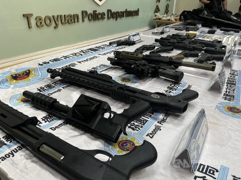 桃園市政府警察局24日舉行偵破幫派軍火庫記者會，展示查獲的10枝衝鋒槍、霰彈槍等。中央社記者葉臻攝 115年3月24日