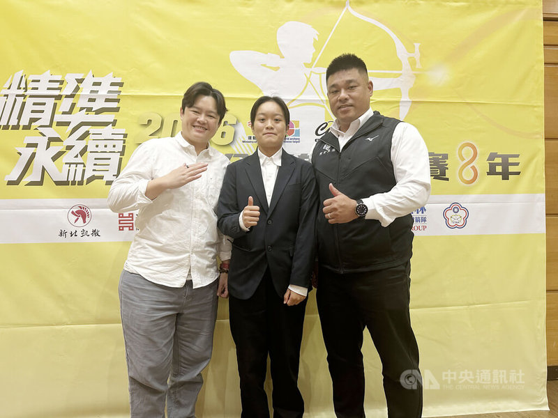 邁入第8年的中華企業射箭聯賽24日舉行選秀會，結果擁有首輪第1順位的寒舍集團，選進來自國體大的女射手張琁（中）。中央社記者黎建忠攝　115年3月24日