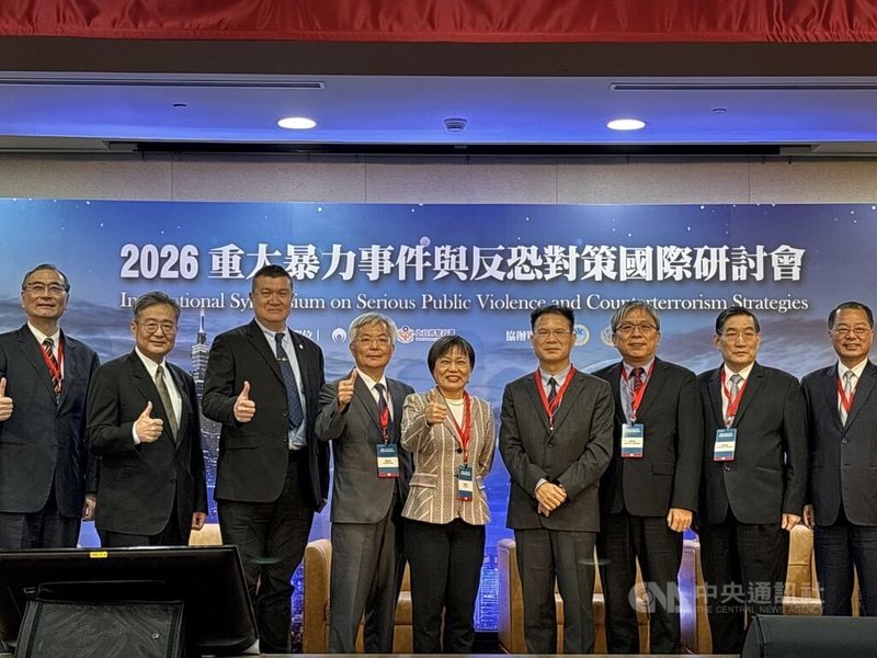 因應2025年台北市發生隨機襲擊殺人事件，內政部24日舉行重大暴力事件與反恐對策國際研討會，包括內政部長劉世芳（中）、內政部政務次長馬士元（左3）、警政署長張榮興（左4）等人出席。中央社記者高華謙攝　115年3月24日