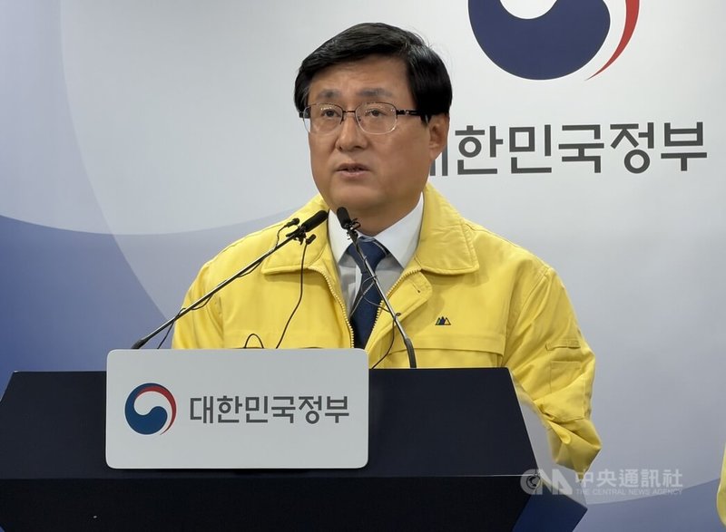 因應美伊戰爭導致的能源危機，韓國政府24日正式發布公共機關車輛限行5部制，氣候部長金星煥（圖）表示，還有獎勵節能企業、重啟核電機組等，盼改善中東情勢引發的能源危機，也盼國民一起積極參與。中央社記者楊啟芳首爾攝　115年3月24日