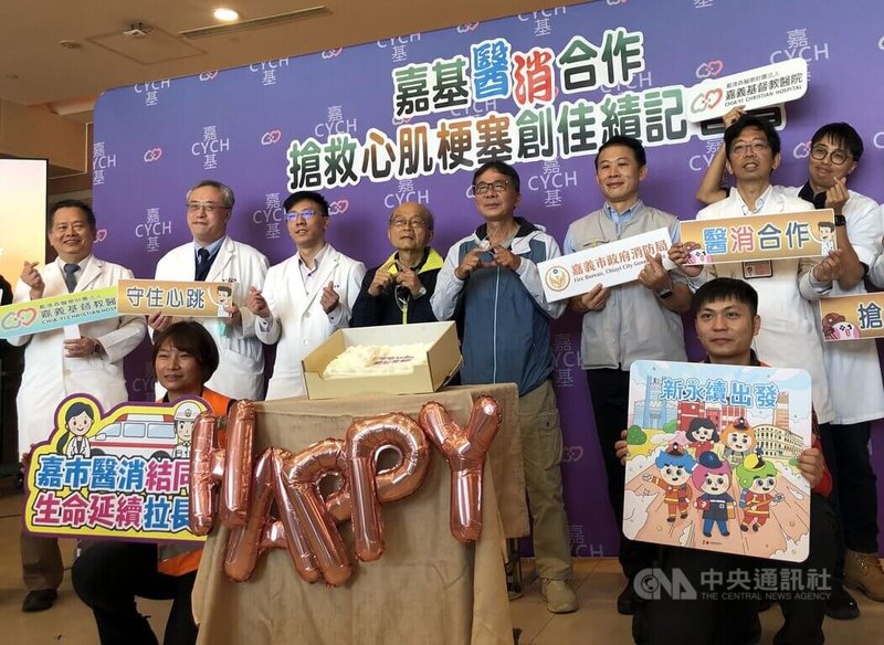 嘉義市消防局救護車配置心電圖設備與雲端傳輸系統，與嘉義基督教醫院連線打造救命鏈，114年順利救回15例急性心肌梗塞患者，24日舉行記者會說明。中央社記者黃國芳攝　115年3月24日