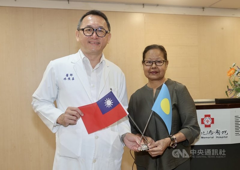 馬偕紀念醫院24日舉行記者會，帛琉首例轉診來台換肝病人米德莉（Mrs. Mildred）（右）在馬偕醫院醫療團隊治療下出院，執刀醫生、外科部副主任林俊昌（左）歡送米德莉出院。中央社記者張皓安攝 115年3月24日
