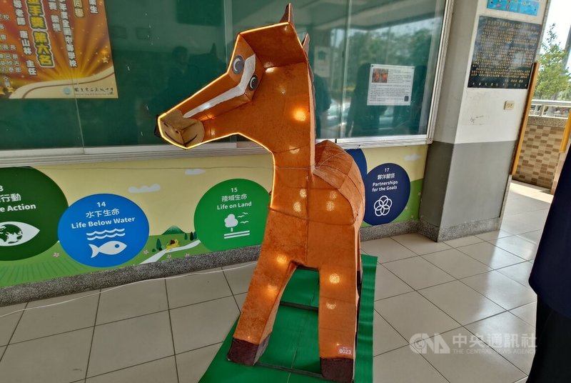 嘉義縣太保國民中學參加台灣燈會作品「扭頭馬面－馬盯尼」網路爆紅，目前放在太保國中中庭展示。中央社記者蔡智明攝　115年3月24日