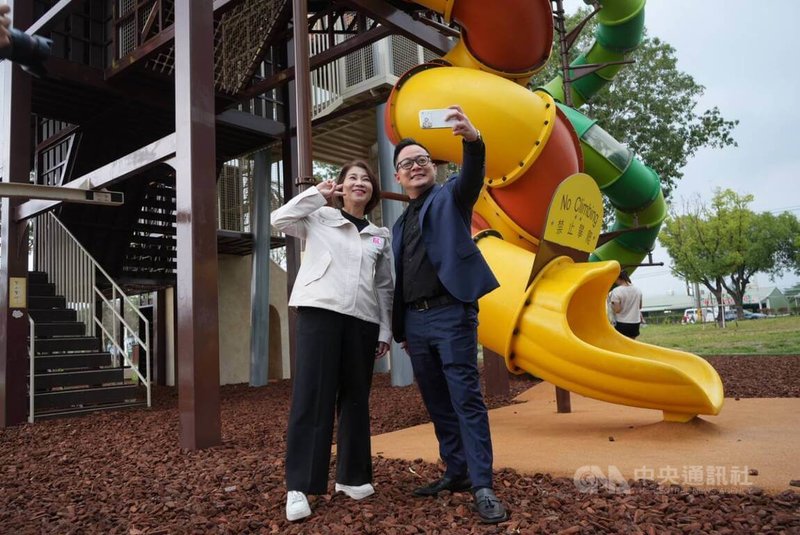 民進黨基隆市長提名人童子瑋（右）24日南下屏東，參訪九如鄉巴轆公園等處，向屏東縣長周春米（左）「取經」，擬作為基隆政策推行參考。中央社記者黃郁菁攝　115年3月24日