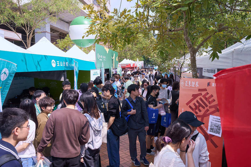 2026政大徵才博覽會3月20日登場，吸引金融、科技、半導體等139家企業參與，釋出逾1.5萬個職缺，校方期許學生能多接觸不同企業，提前了解職場所需能力，為職涯做好準備。（政大提供）中央社記者許秩維傳真　115年3月24日