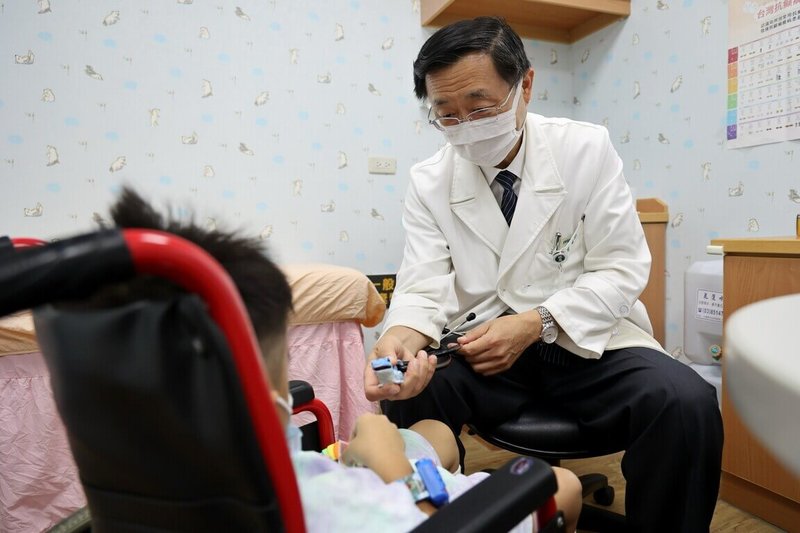 花蓮一7歲女童反覆感冒，出現頭痛、耳鳴、嗜睡等症狀，家人原以為感冒或中耳炎，不料病況加重；小兒部兒童神經科主任王傳育（右）警覺病情不單純，檢查確診急性散播性腦脊髓炎，經治療恢復良好。圖中兒童非當事人。（花蓮慈濟醫院提供）中央社記者李先鳳傳真　115年3月24日