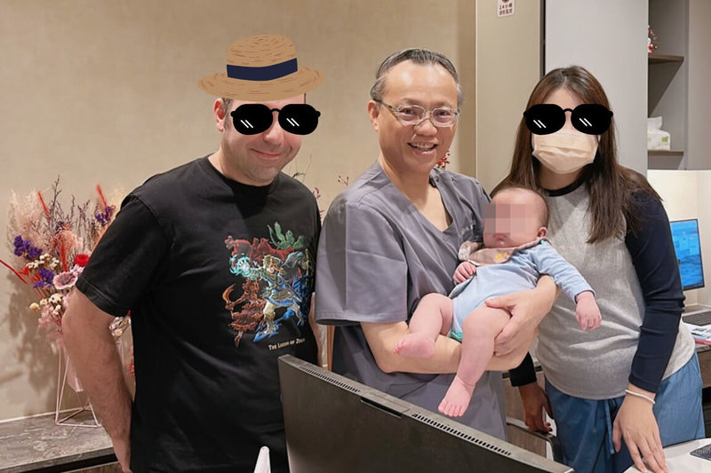 開業生殖中心醫師吳成玄（中）分享曾遇過1名39歲女性多年前遠嫁以色列，拚二寶屢失敗，評估與年齡及寡精症有關，採試管嬰兒療程，來台求娃成功。（宜蘊醫療提供） 中央社記者陳婕翎傳真　115年3月24日
