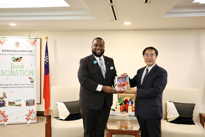 聖克里斯多福及尼維斯駐台大使范東亞（Donya Lynex Francis）（左）24日拜訪台南市長黃偉哲（右）並贈書，盼透過閱讀增進兩國人民相互認識和友好情誼。（台南市政府提供）中央社記者張榮祥台南傳真　115年3月24日