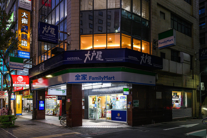 全家便利商店24日表示，連續4年響應自發性公益減碳「Earth Hour地球一小時」關燈活動，今年號召全家國際餐飲、2大鮮食廠、7大物流廠等關係企業，將在28日晚間8點30分關閉招牌燈1小時。（全家提供）中央社記者何秀玲傳真　115年3月24日