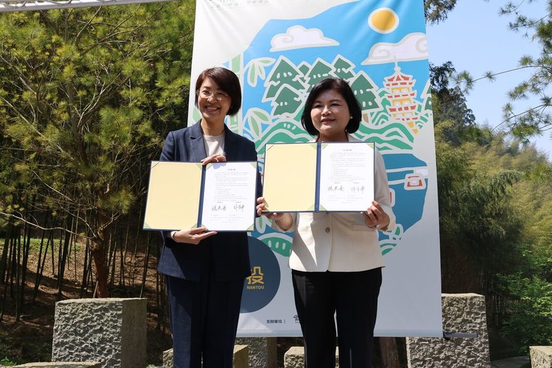 雲林縣長張麗善（右）與南投縣長許淑華（左）24日正式簽署MOU，宣布將攜手向觀光署提案，以「草嶺石壁森林療癒」申請指定觀光地區，跨縣市合作盼促進觀光產業發展。（雲林縣政府提供）中央社記者蔡智明傳真　115年3月24日