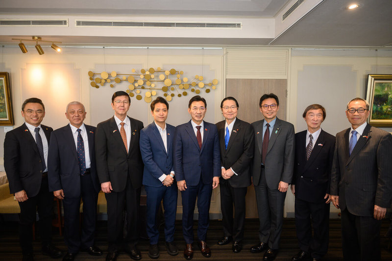 立法院副院長江啟臣（中）今天中午款宴日本台灣親善協會會長衛藤征士郎（右4）一行。他表示，期待日本台灣親善協會能持續在各國際場域上為台灣發聲，讓台日未來在國際上能有更多合作機會。（立法院提供）中央社記者王承中傳真 115年3月24日