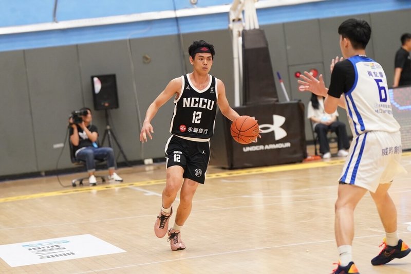 114學年度UBA大專籃球聯賽24日進行男子組複賽最後一天賽程，政治大學靠著林子皓（中）關鍵時刻帶頭反撲，終場以92比90擊敗健行科大，完成72連勝闖4強。（大專體總提供）中央社記者黎建忠傳真　115年3月24日