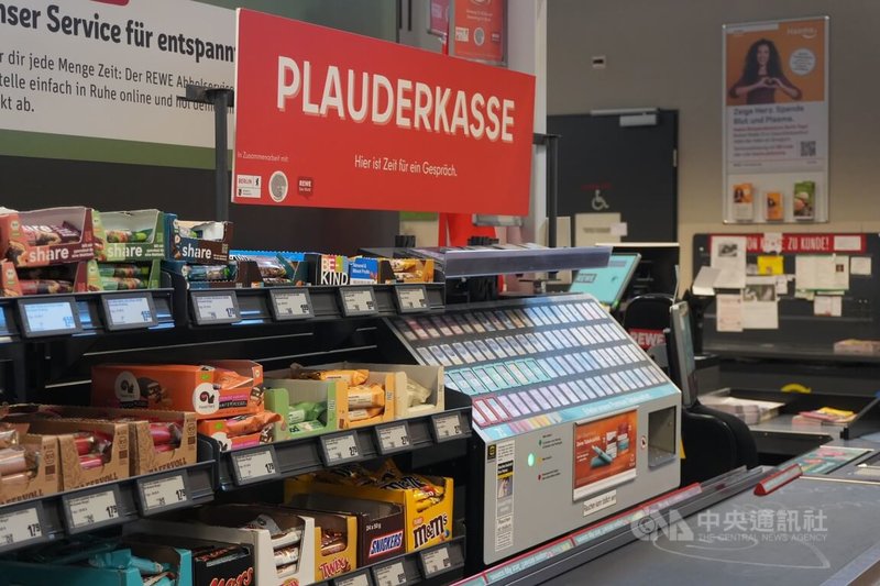 德國連鎖超市Rewe在柏林一間分店設立「聊天收銀台」（Plauderkasse），標示「這裡有時間聊天」，作為對抗孤獨感的實驗，目前每週二及週四上午開放。中央社記者林尚縈柏林攝　115年3月24日