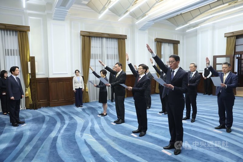 總統賴清德（前左）24日上午在總統府主持新任行政院、司法院、考試院、監察院政務人員及駐外大使宣誓典禮，見證官員宣讀誓詞；副總統蕭美琴（後左2）也列席觀禮。中央社記者吳家昇攝　115年3月24日