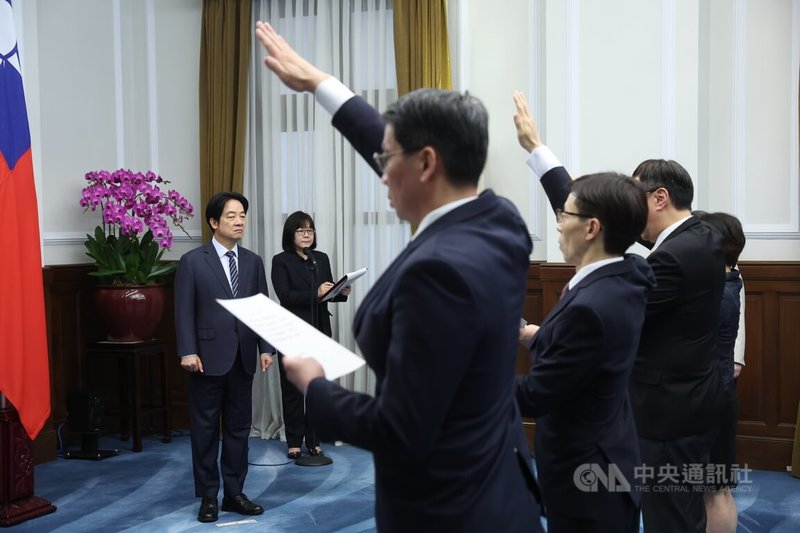 總統賴清德（後左）24日上午在總統府主持新任行政院、司法院、考試院、監察院政務人員及駐外大使宣誓典禮，官員高舉右手宣讀誓詞。中央社記者吳家昇攝　115年3月24日