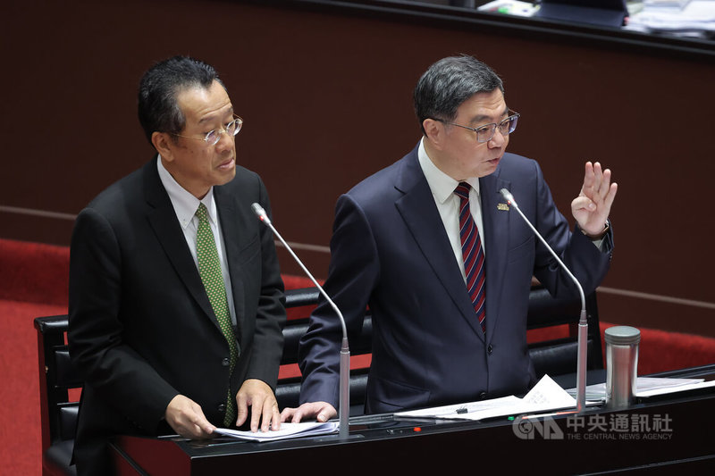 立法院會24日對行政院長卓榮泰提出施政方針及施政報告繼續質詢，卓榮泰（右）與國防部長顧立雄（左）列席備詢，回應有關對美軍購議題。中央社記者翁睿坤攝　115年3月24日